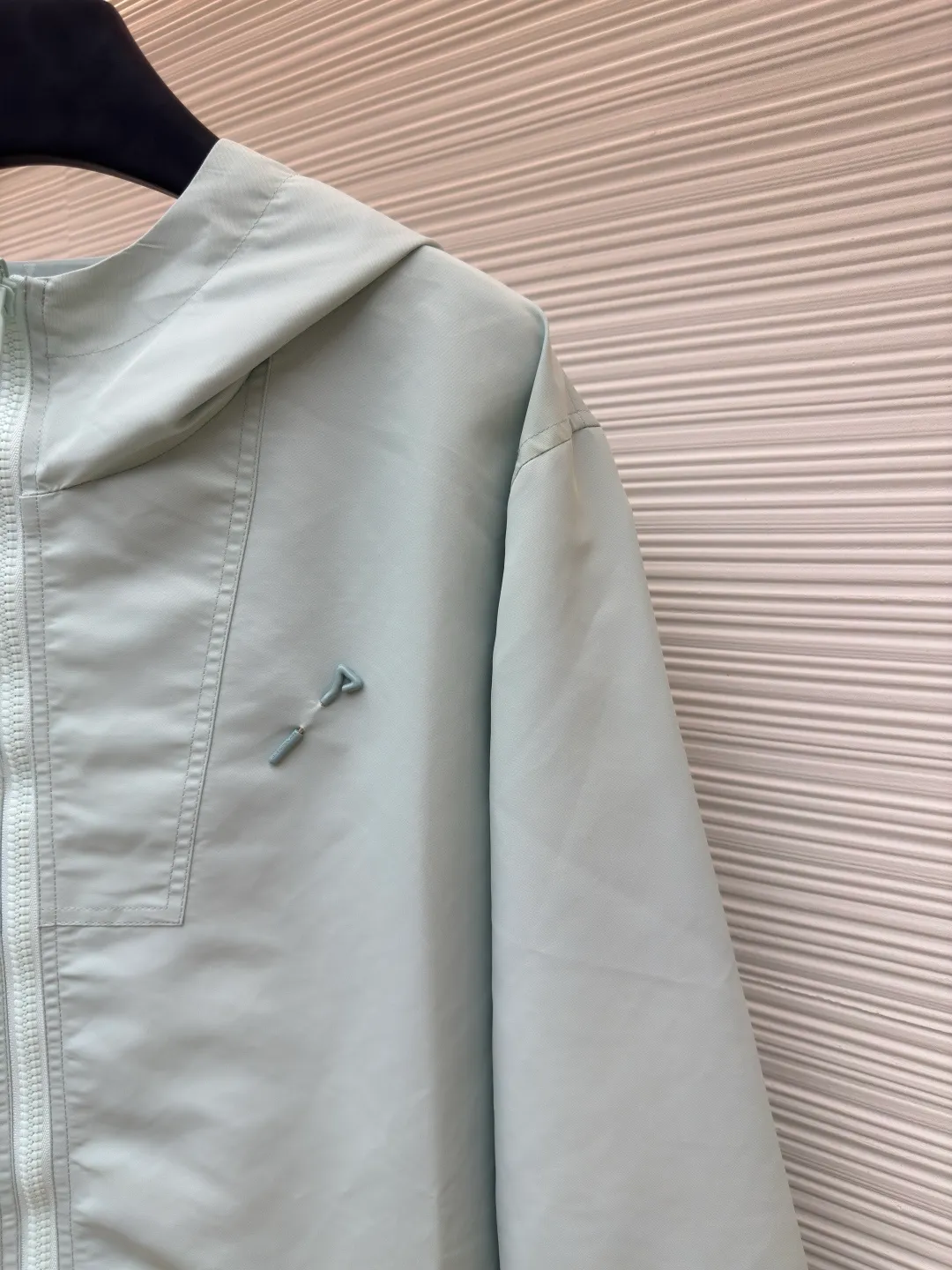 LOUIS VUITTON double-sided windproof pin jacket ●Authentic product: purchased and developed for 22800 ●Item number: 1680473-C55 ●Fabric: polyester fiber fabric ●Technology: jacquard ●Version: fitted version ●Weight: about 565 grams ●Size: 44-46-48-50 ●Description: The solid color fabric is made of nylon encrypted matt twill fabric, and the jacquard fabric on the other side is made of 50D nylon yarn-dyed jacquard fabric. The solid color front panel is laser-burned, hand-made of white copper, with a triangle pin with logo and glossy finish. The front panel pocket uses a hardware keychain to hang a folding clothing tag, and the jacquard letters on the front chest placket are made of single-piece flowing pure It is cut by hand to restore the flower, and all the pieces are numbered. The pockets are also cut with the restored flower number. The fabric is relatively light and silky, and it takes time to cut accurately. The front and center are equipped with a double-circulation puller 5# orbital zipper. The hem and the hood are worn with spiral elastic ropes with ring anti-slip buckles, square pig nose buckles with logo, and all holes are punched with hardware and logo on the cloth-colored cornrows.